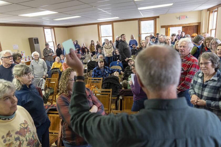 Bruce Olsson da instrucciones sobre cómo votar a los residentes que asisten a la asamblea anual del pueblo, el martes 5 de marzo de 2024, en Elmore, Vermont. La democracia adopta muchas formas, y algunas son más directas que otras. En Elmore, la tradición de la asamblea municipal es muy directa y la gestión de la ciudad y la participación en su administración están abiertas a todos en la asamblea anual de hoy. Los asuntos más importantes de la ciudad y la toma de decisiones se llevan a cabo, y en el proceso se desarrolla algo que no sucede en todo el país hoy en día: la política en persona, que es civil, amistosa y seguida de un almuerzo. (AP Foto/David Goldman)