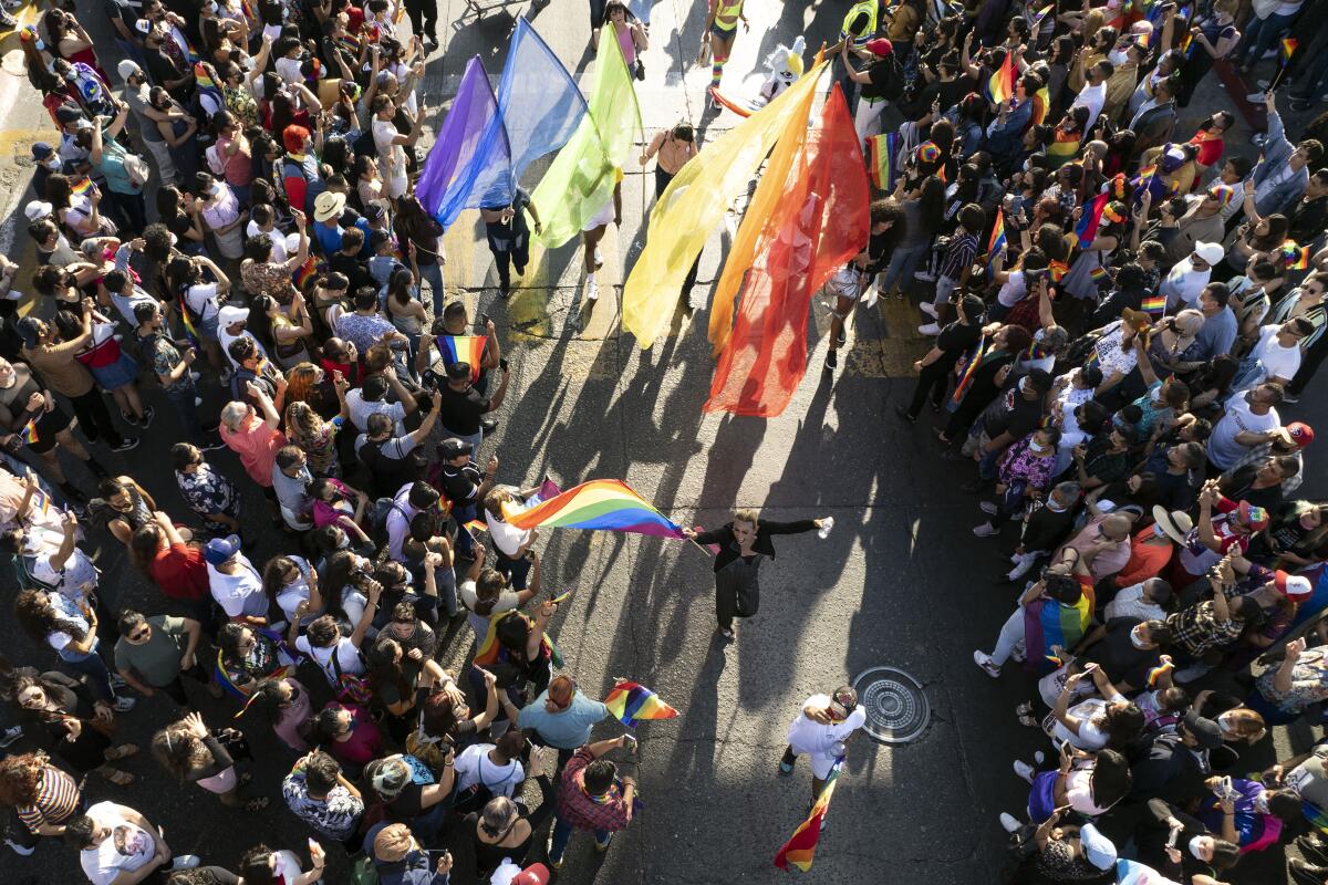 La gente participa en el Desfile del Orgullo LGBTQI+ en Tijuana el 19 de junio de 2021.