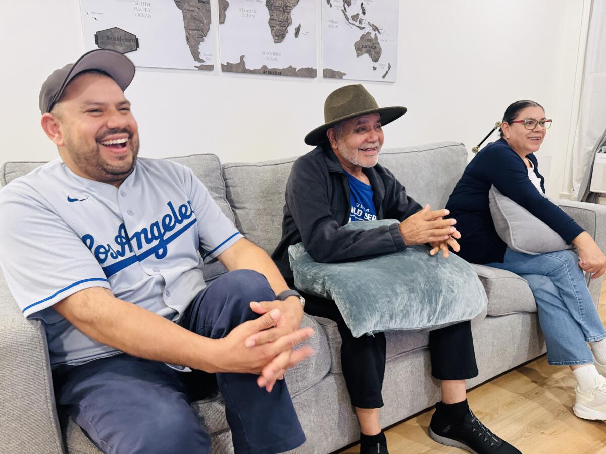 Yorum: Son Dünya Serisinde neredeyse ölmek üzereyken Dodgers'ı tekrar desteklemenin mutluluğunu yaşıyor