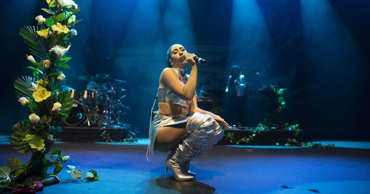 Review On Her Way To Coachella Kali Uchis Novo Set Showed The Range Of Her New Album And Latin Pop Itself Los Angeles Times