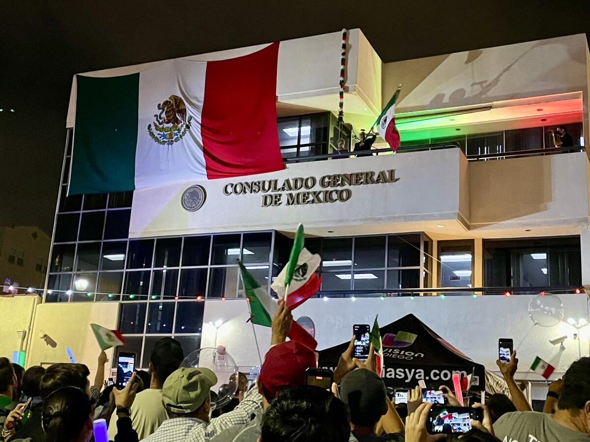 Cónsul general de México en San Diego, Carlos González Gutiérrez ondea la bandera