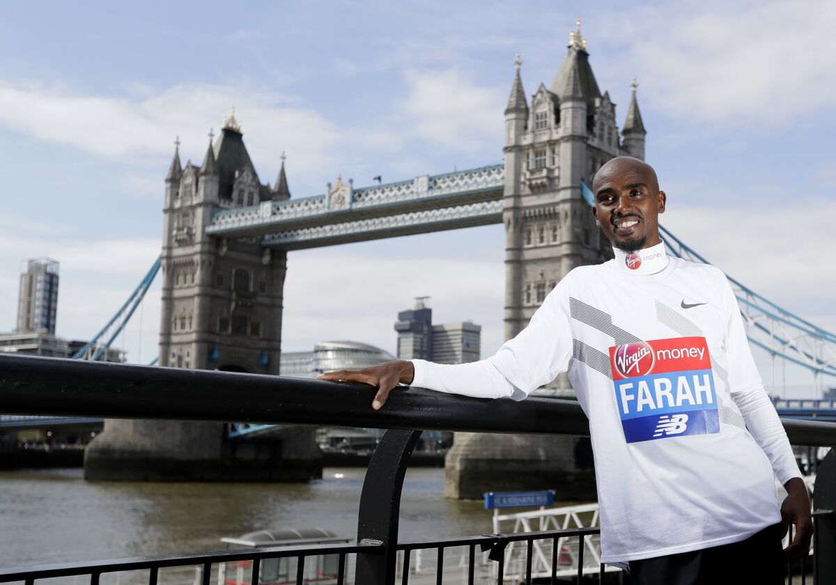 ARCHIVO - El corredor británico Mo Farah posa para la prenda cerca del Tower Bridge en Londres,