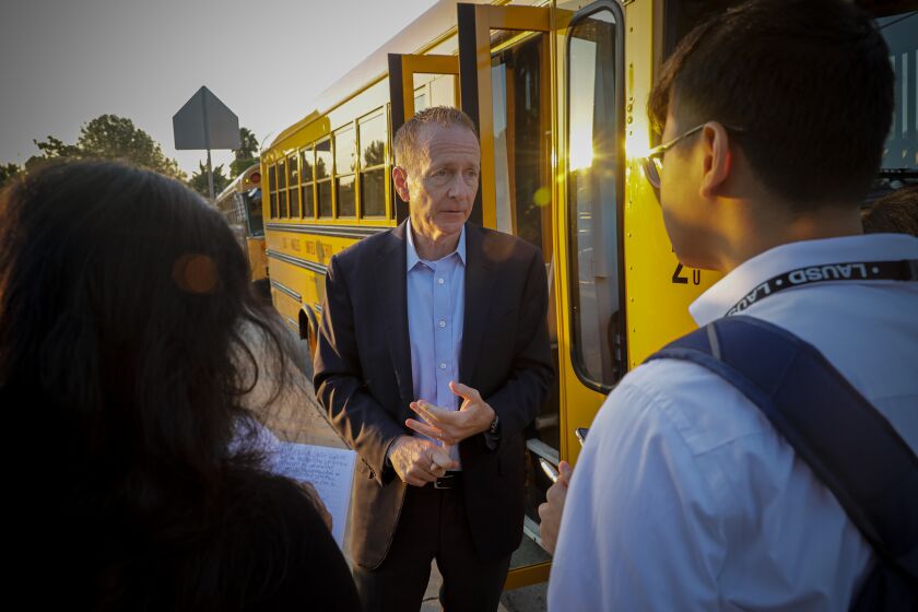 PALOS VERDES, CA - AUGUST 20, 2019 Ñ Austin Beutner, Superintendent of the Los Angeles Unified School District, center, talks two student reporters about new electric school buses while visiting Rudecinda Sepulveda Dodson Middle School in Palos Verdes. (Irfan Khan/Los Angeles Times)
