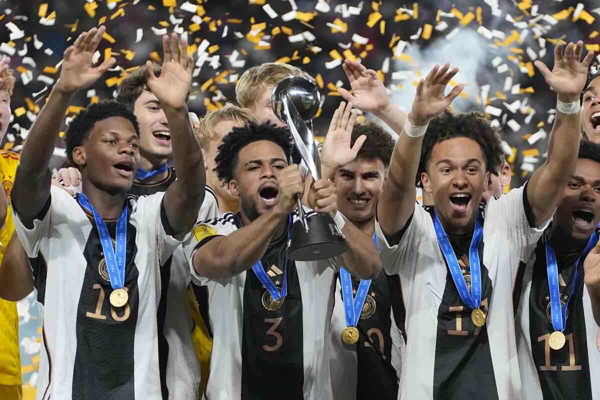 Almugera Kabar (centro) alza el trofeo de campeones luego de la victoria de Alemania 