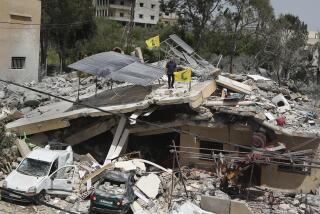 Un hombre, sobre los restos de una vivienda alcanzada en un ataque aéreo israelí sobre Hanine, en el sur de Líbano, el 25 de abril de 2024. (AP Foto/Mohammed Zaatari)