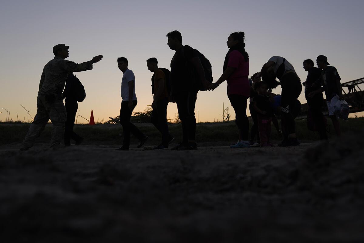 ARCHIVO - Migrantes que cruzaron el río Grande (Bravo) y entraron a Estados Unidos desde 
