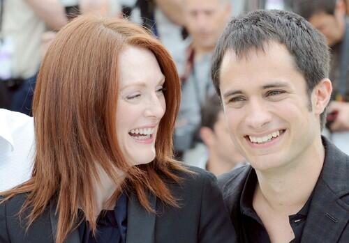 Gael Garcia Bernal and Julianne Moore