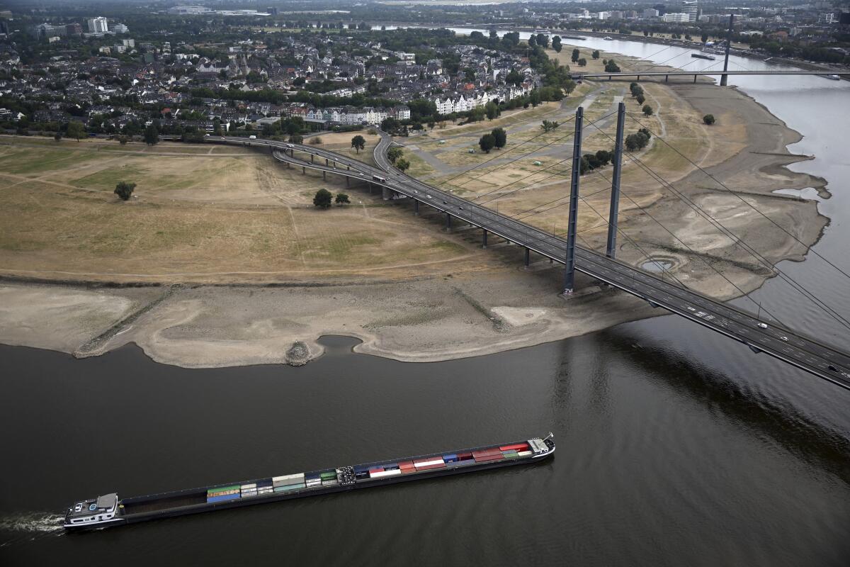 Un barco de mercancías navega por el Rin en Dusseldorf, Alemania, el lunes 15 de agosto de 2022. 
