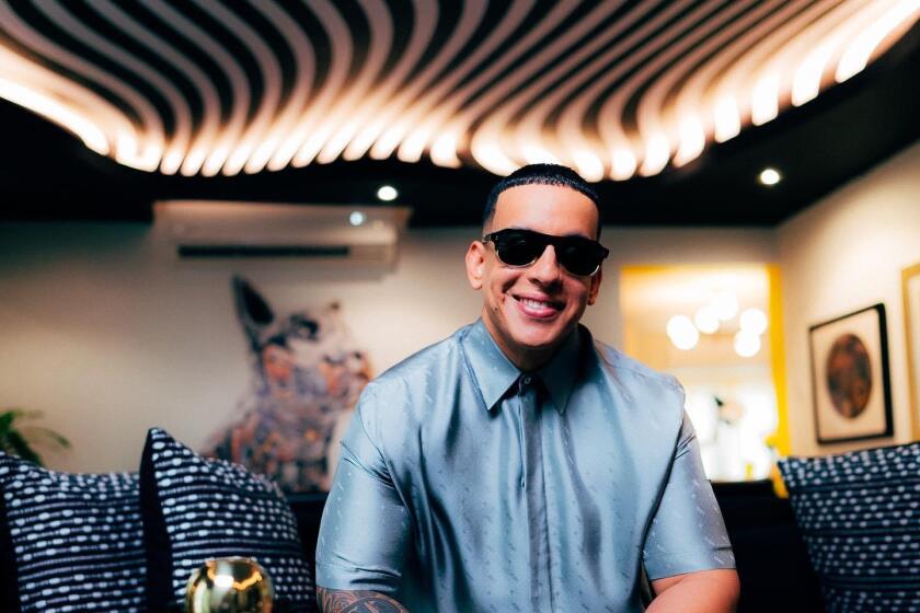 El reggaetonero Daddy Yankee expande sus actividades emprendedoras más allá de los escenarios.