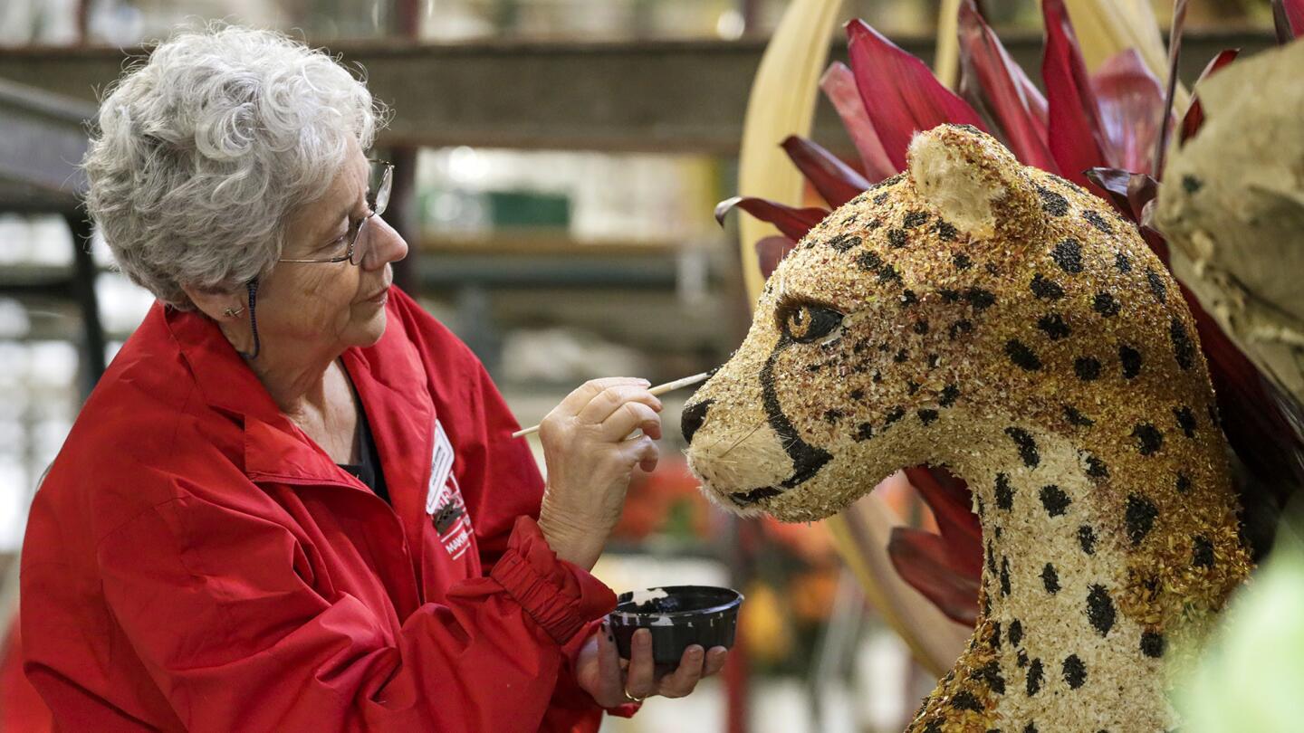 Volunteers scramble to put finishing touches on Rose Parade floats