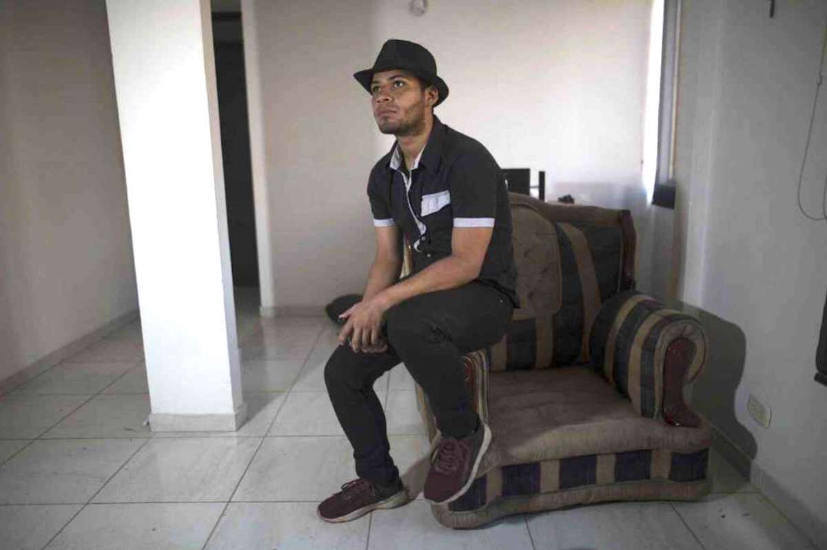 El migrante venezolano Alexander Beja en uno de los sofás de su apartamento en Ciudad Verde, Bogotá, Colombia. El cantautor mexicano Mario Domm del dúo pop Camila quedó cautivado con la voz de Beja.