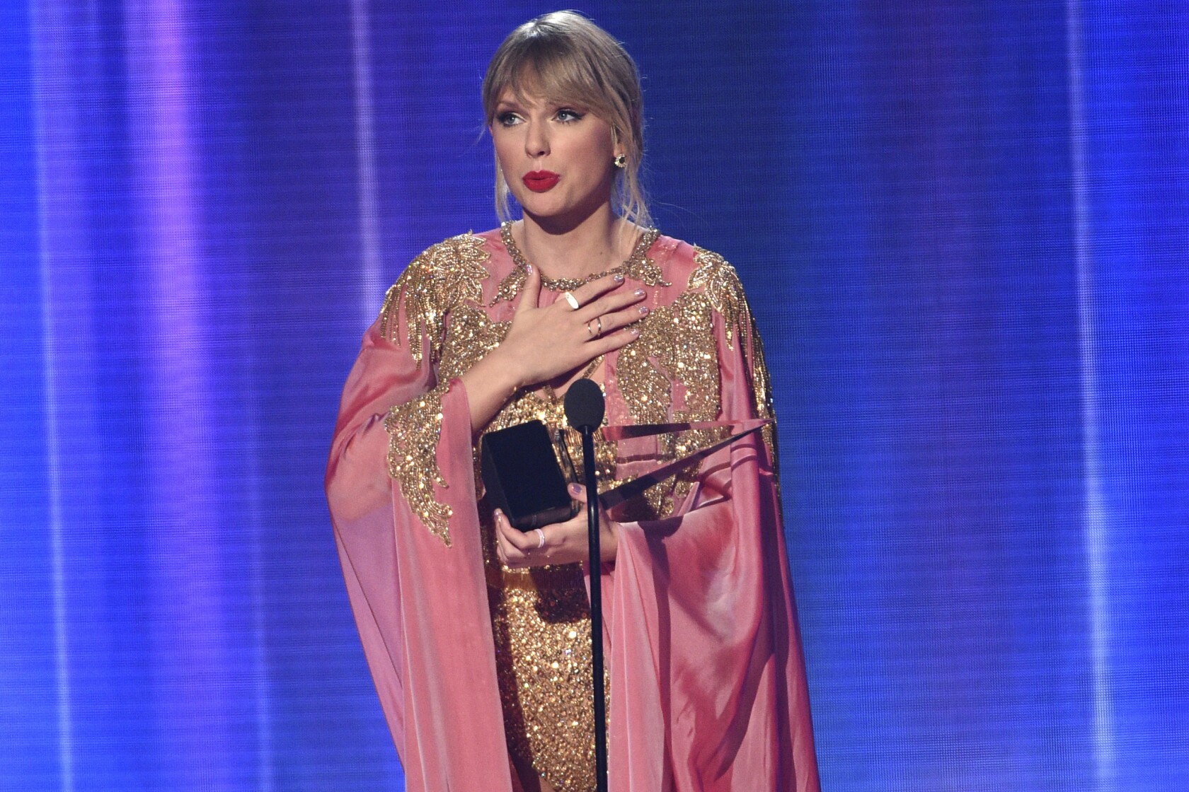Taylor Swift Is Artist Of The Decade At American Music