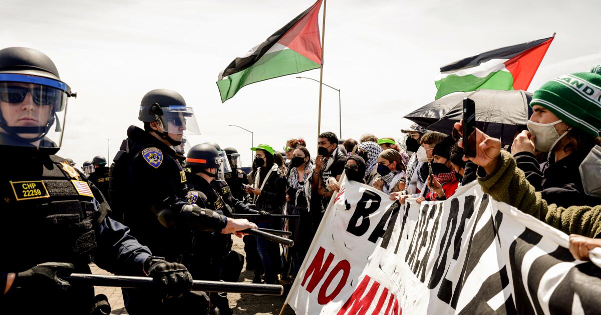 Prices filed towards pro-Palestinian protesters on Golden Gate Bridge