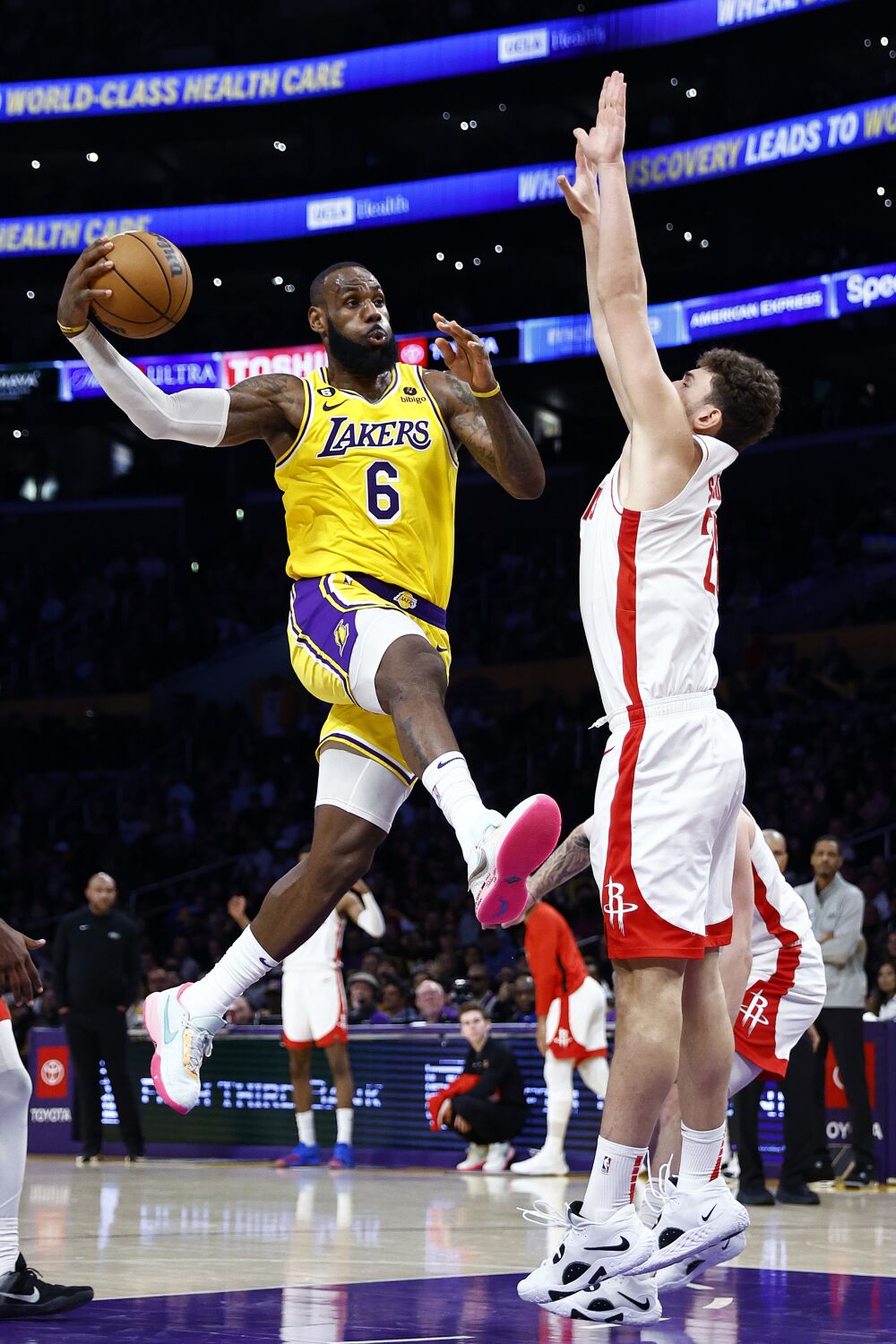 LeBron James ends Lakers' losing streak with season-high 48 points vs. Rockets