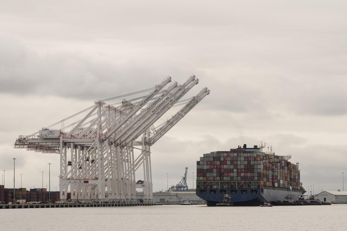 Varias remolcadoras escoltan al carguero Dali después de que fuera reflotado en Baltimore