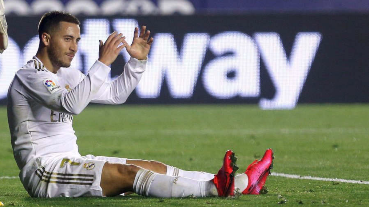 El delantero belga Eden Hazard (d) del Real Madrid