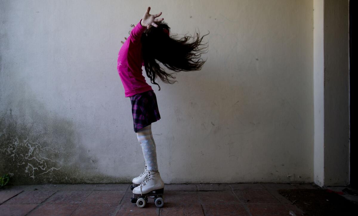 En esta imagen, tomada el 29 de septiembre, Luana posa para una fotografía sobre sus patines en su casa en Merlo, Argentina. Luana cuenta que una vez una niña le preguntó por qué tenía un pene y un amigo intervino. "Es una transexual", le explicó, como si nada. El que no haya problemas responde en parte a la naturalidad con que se maneja Luana. (Foto AP/Natacha Pisarenko)