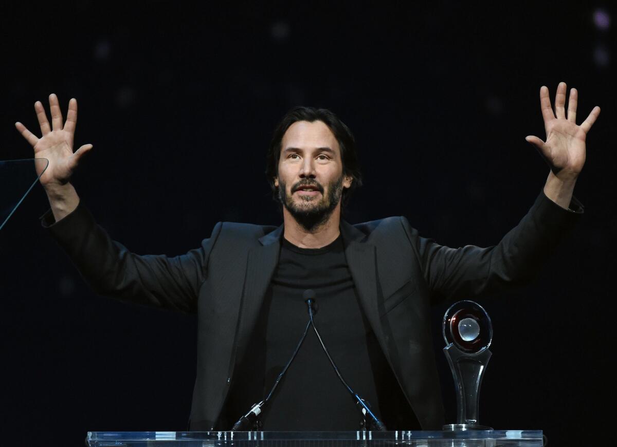 El actor Keanu Reeves acepta el Premio Vanguardia en el CinemaCon 2018 de Las Vegas, Nevada.
