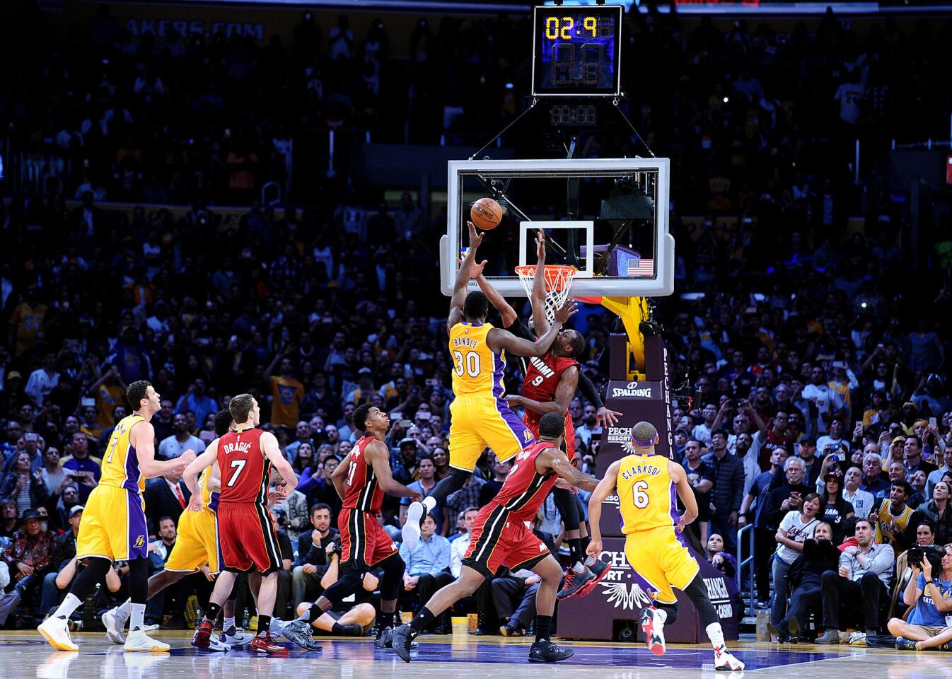 Julius Randle hits game-winner to push Lakers to overtime win against Heat
