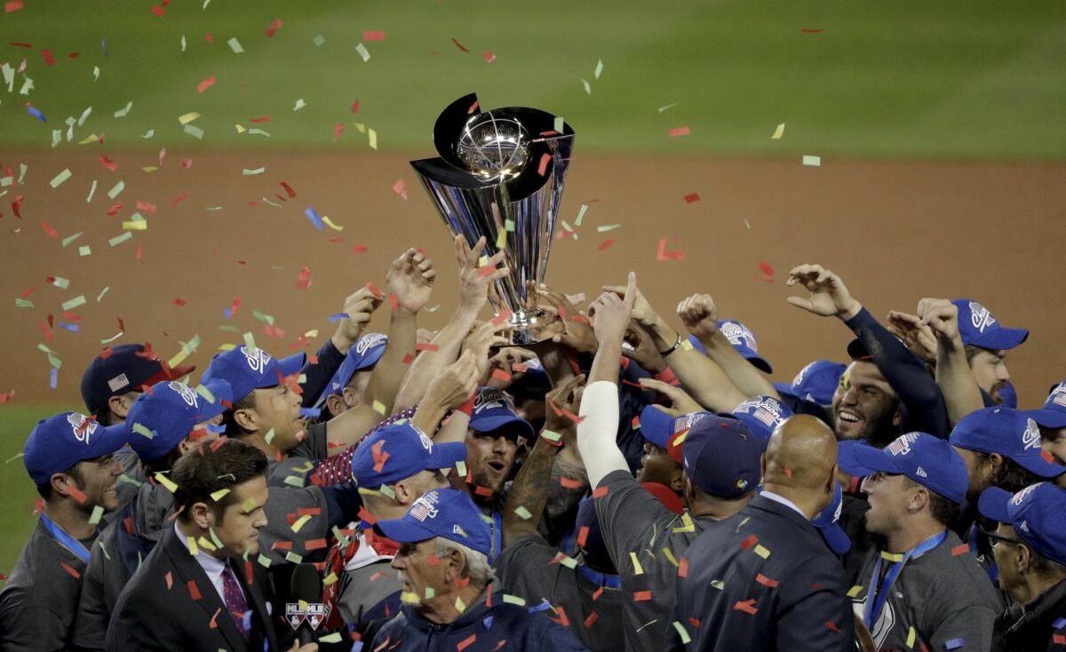 El equipo de Estados Unidos celebra tras consagrarse campeón del Clásico Mundial de Béisbol al vencer 8-0 a Puerto Rico en la final, el miércoles 22 de marzo de 2017. (AP Foto/Jae C. Hong) ** Usable by HOY, ELSENT and SD Only **