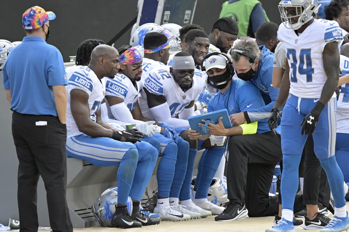 ARCHIVO.- Foto del 18 de octubre del 2020 jugadores de los Lions de Detroit revisan una jugada 