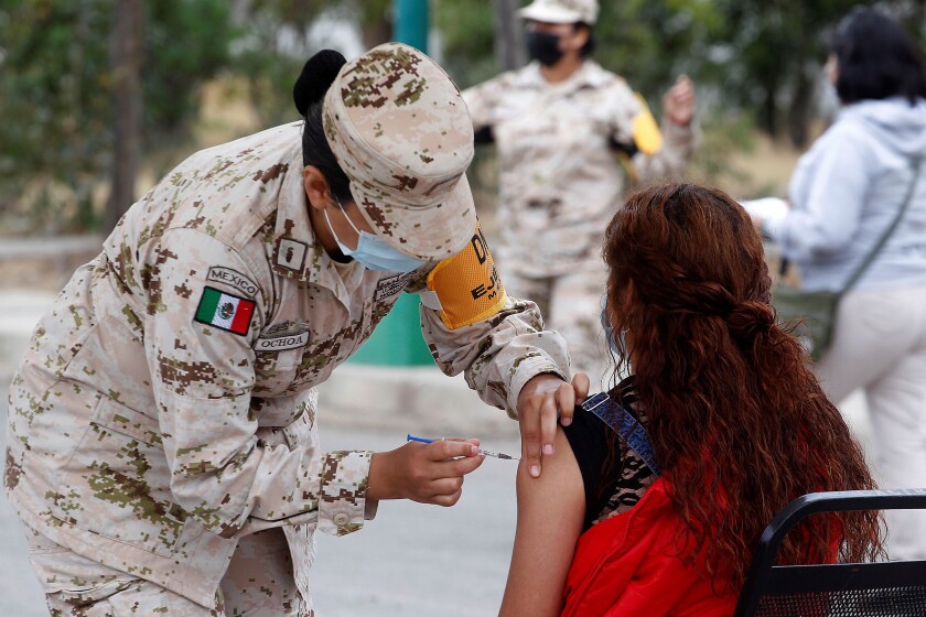 México estrena vacunas donadas por Estados Unidos en Baja California, para  abrir la frontera - Los Angeles Times