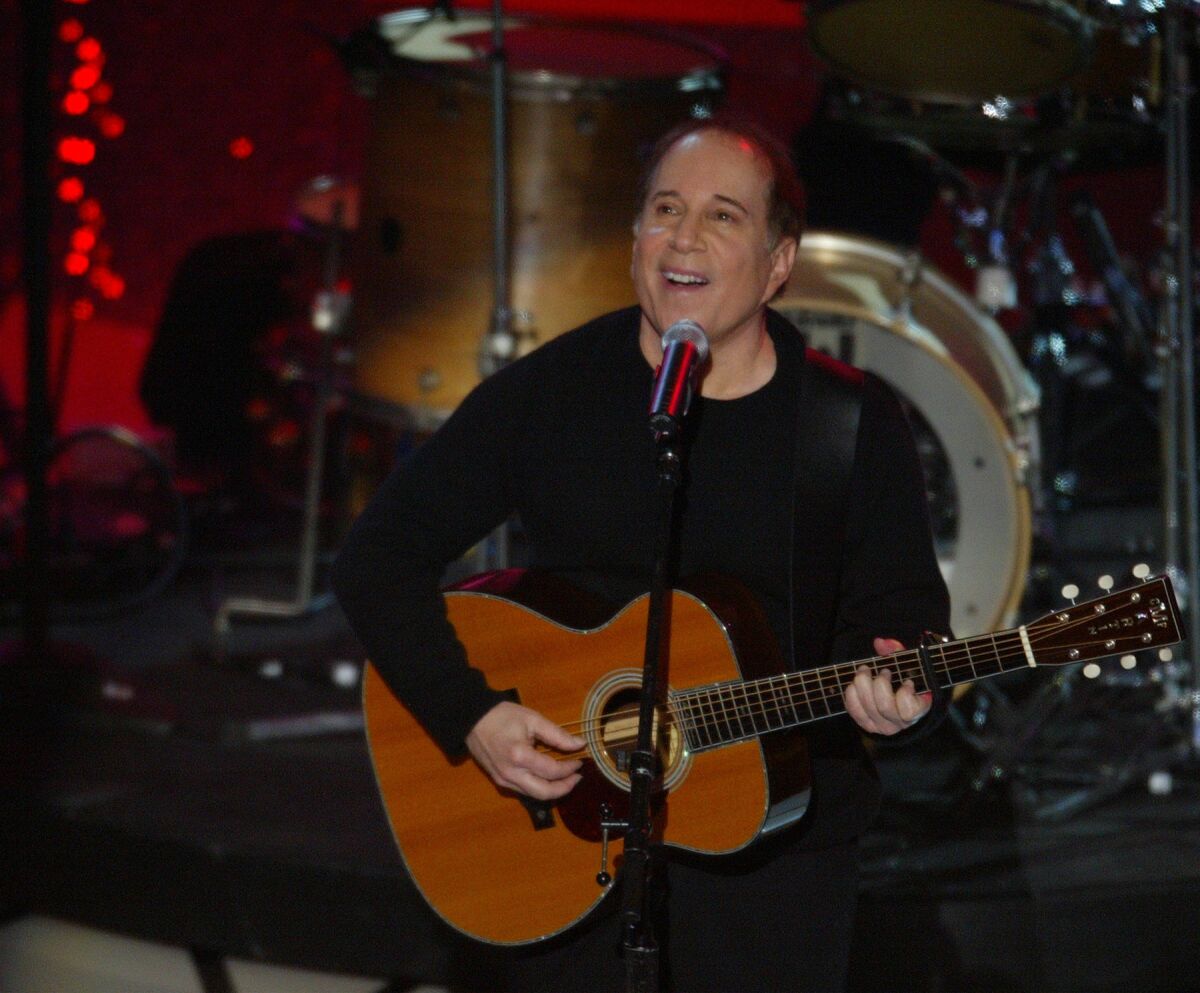 Paul Simon performs at the Academy Awards show on March 23, 2003.