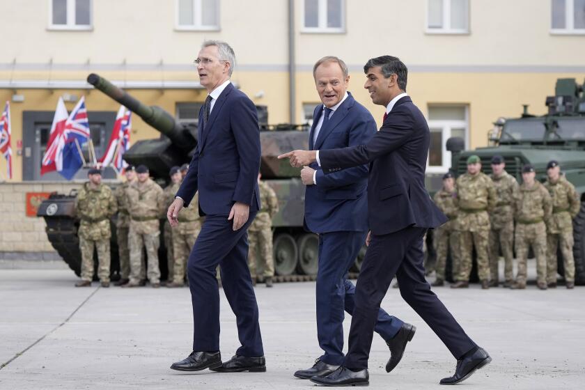 El primer ministro británico Rishi Sunak, derecha, el primer ministro polaco Donald Tusk y el secretario general de la OTAN, Jens Sroltenberg, arriban al cuartel de la Brigada Blindada en Varsovia, Polonia, martes 23 de abril de 2024. (AP Photo/Alastair Grant, Pool)