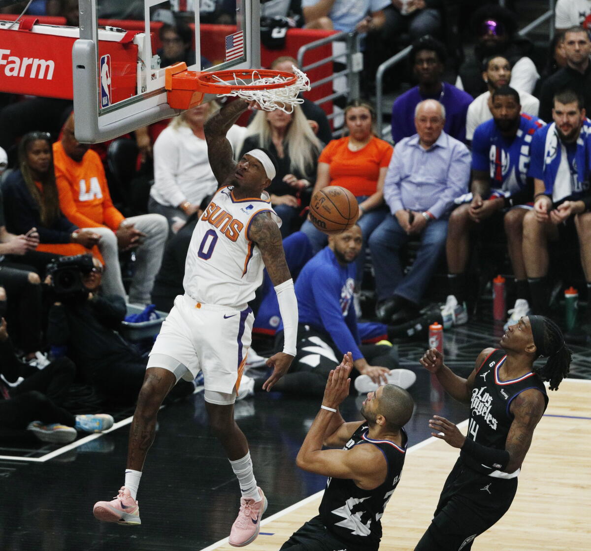 Phoenix Suns'ın forveti Torrey Craig, Clippers'ın forveti Nicolas Batum, pivot ve guard Terance Mann'ın üzerinden smaç basıyor.
