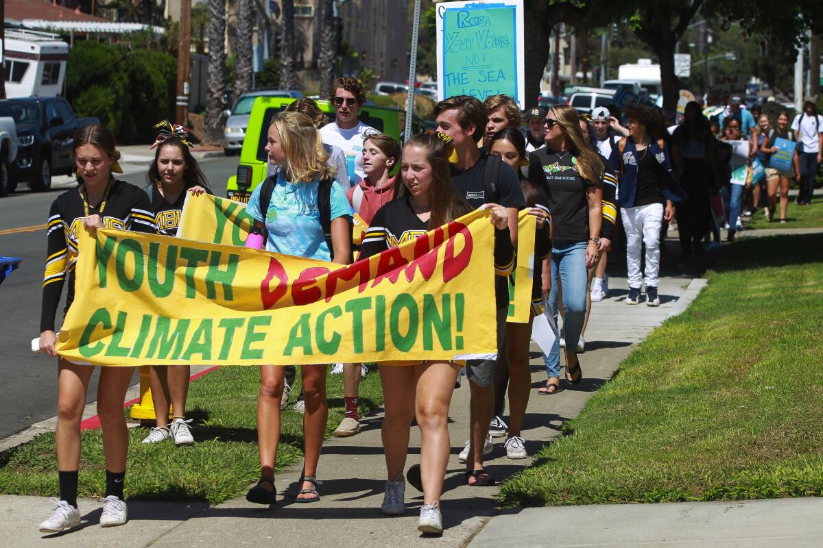 Después de salir de clases en la Escuela Secundaria Mission Bay en San Diego, los estudiantes que participaron en el Golpe Climático Global fueron a la Reserva de Pantanos de Kendall-Frost para un mitin sobre el cambio climático.