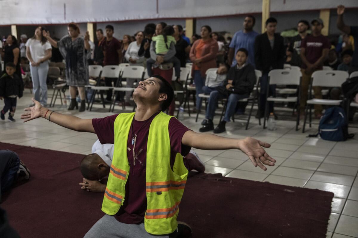 Un migrantes mexicano reza durante el servicio religioso
