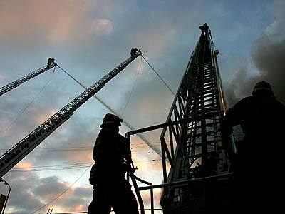 A spectacular fire raged today at a commercial building in the garment district of downtown Los Angeles. Firefighters battled to keep the flames from spreading to other structures. Firefighters were sent to the 800 block of South San Pedro Street at 5:41 a.m.