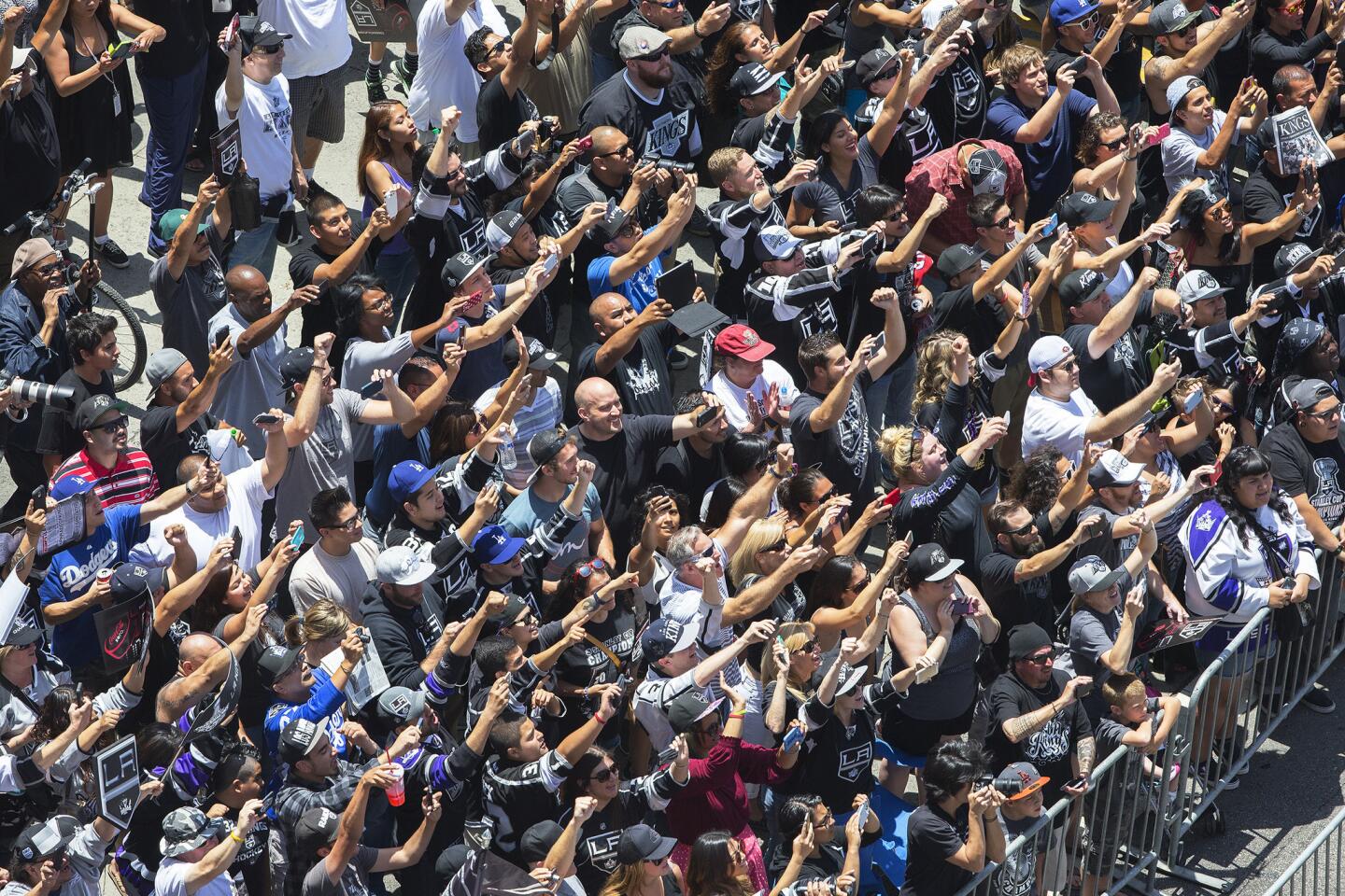 Kings' Stanley Cup parade rolls through L.A.