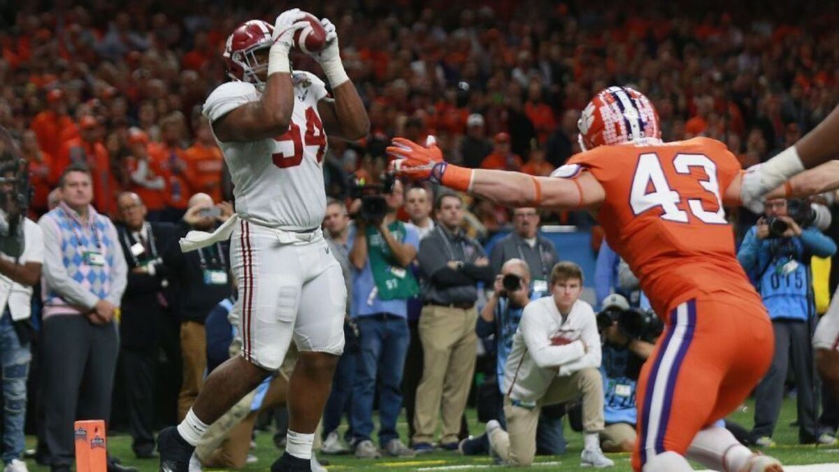 Alabama defensive tackle Da'Ron Payne (94) catches the ball for a touchdown as Clemson linebacker Chad Smith (43) defends.