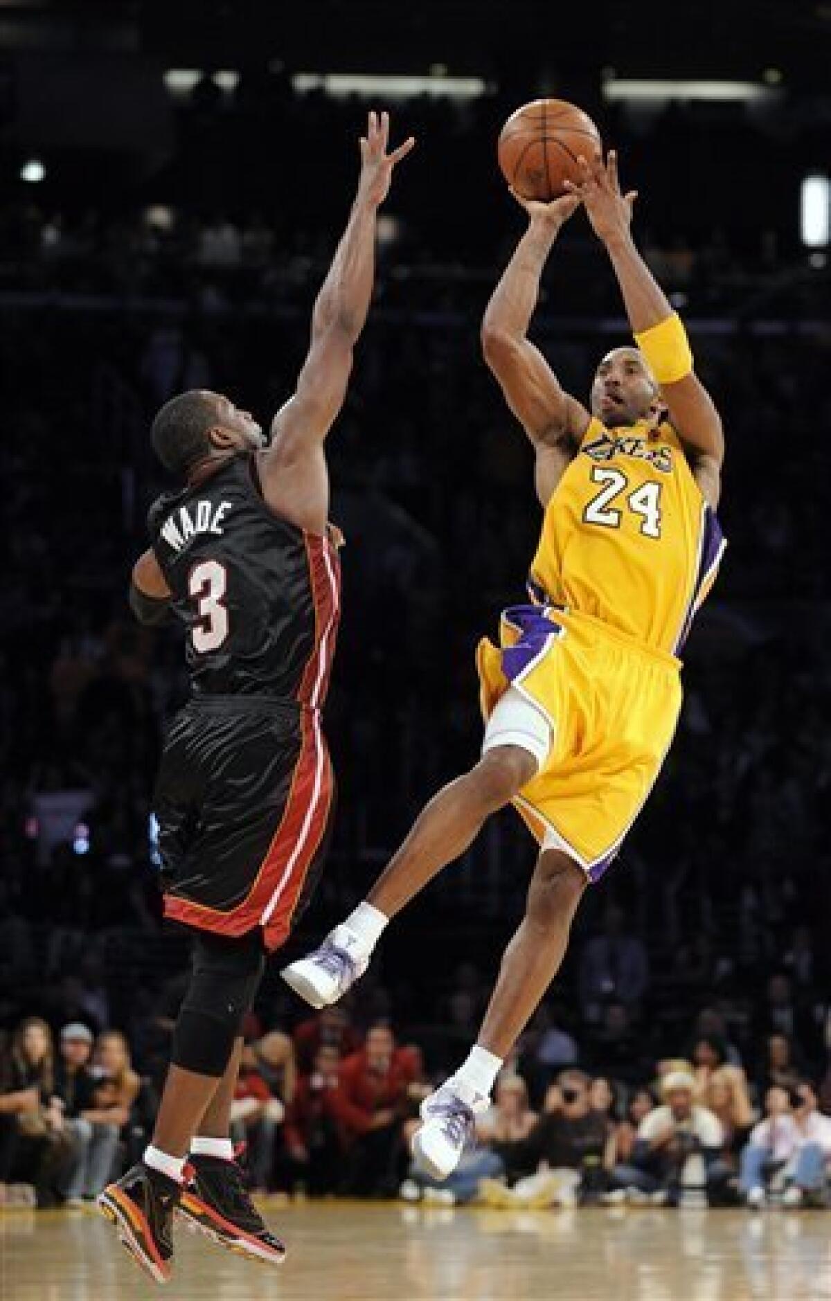 Los Angeles Lakers' Kobe Bryant drives to the basket past New
