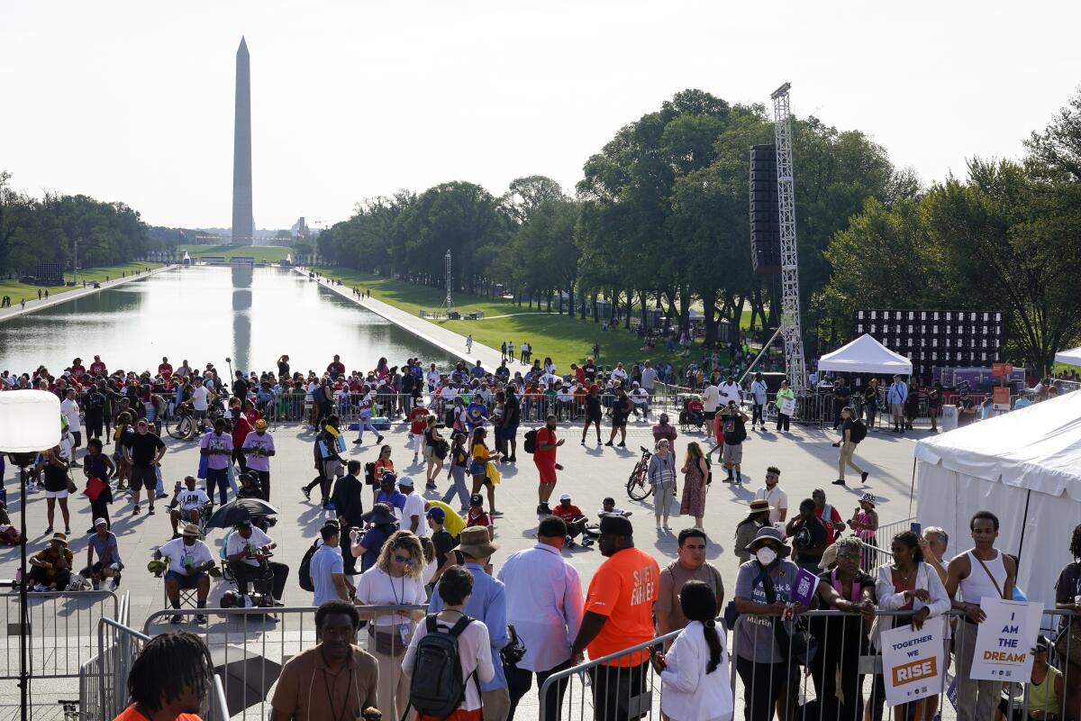 Varias personas llegan para conmemorar el 60mo aniversario de la Marcha en Washington