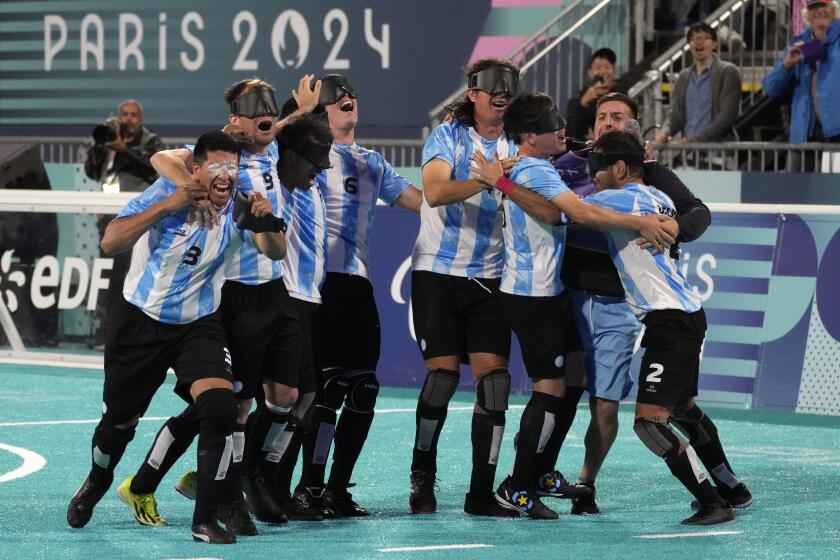 Los jugadores de Argentina festejan la victoria en la semifinal de fútbol de ciegos ante Brasil en los Juegos Paralímpicos de París, el jueves 5 de septiembre de 2022 (AP Foto/Michel Euler)