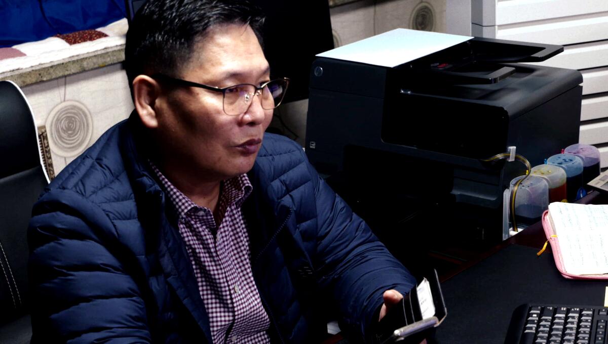 사무실에서 여행 준비를 하려고 하는 남자.