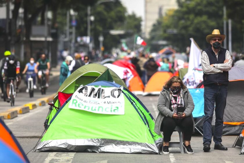 Acampan contra el presidente de México y luego "desaparecen" (Video)