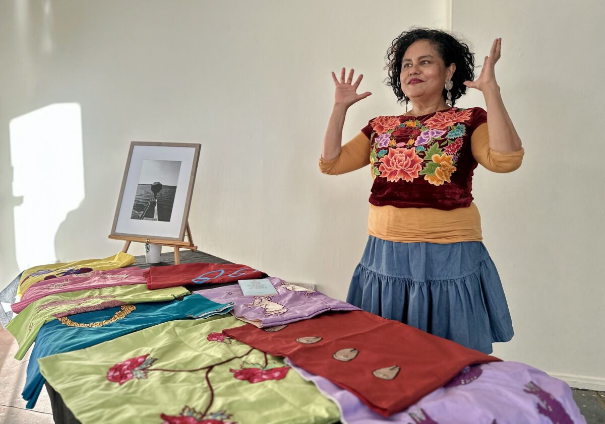 La artista mexicana, Natalia Toledo, muestra parte de su colección textil 