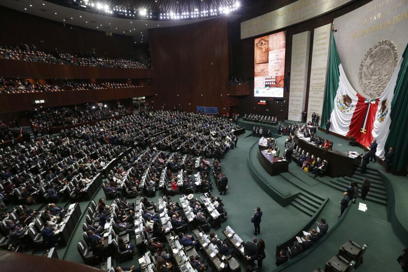 Legisladores en la cámara baja del Congreso esperan la ceremonia de investidura del presidente Andrés Manuel López Obrador, el 1 de diciembre de 2018, en Ciudad de México. (AP Foto/Marco Ugarte, Archivo)