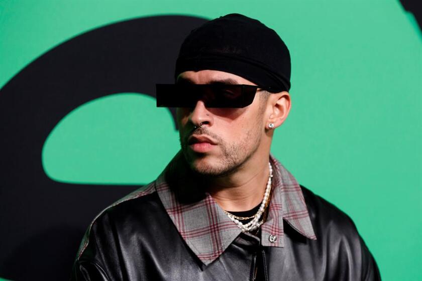 Bad Bunny No Se Detiene Y Graba Nuevas Canciones En La Cuatentena Los Angeles Times