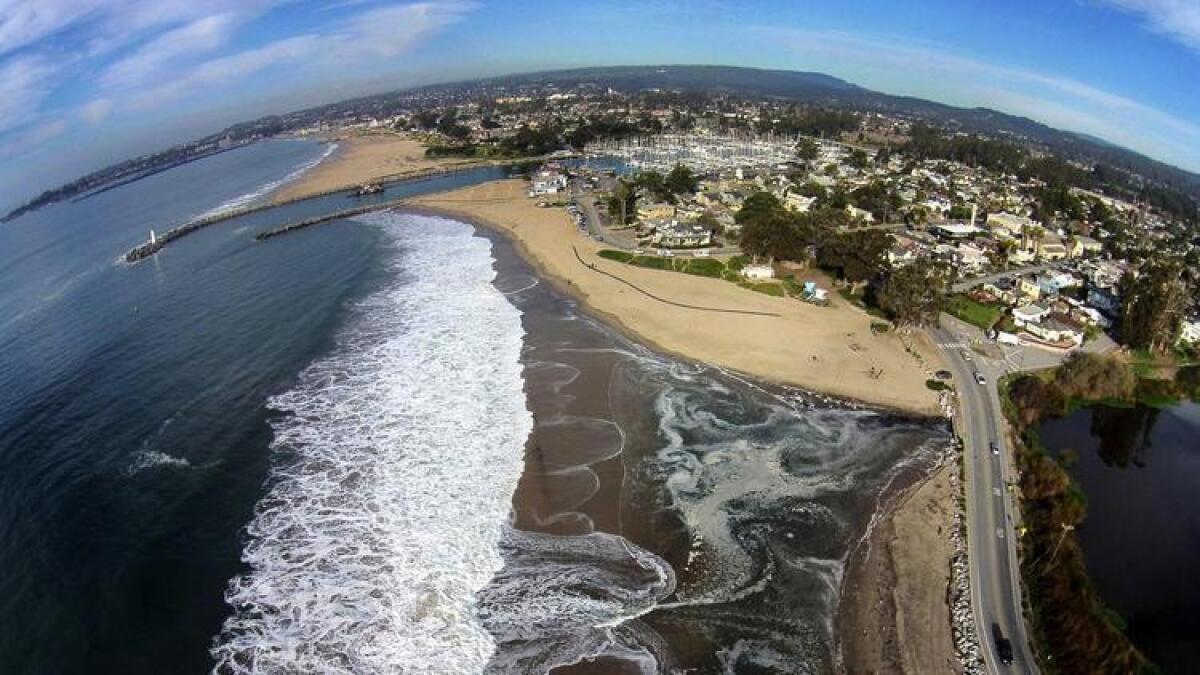 La fotografía, proporcionada por Nature Conservancy, es parte de un proyecto para mapear inundaciones y daños costeros después de las tormentas de El Niño, con el fin de visualizar los efectos de la subida del nivel del mar. En la imagen, la playa Twin Lakes, en Santa Cruz, y la laguna Schwann.