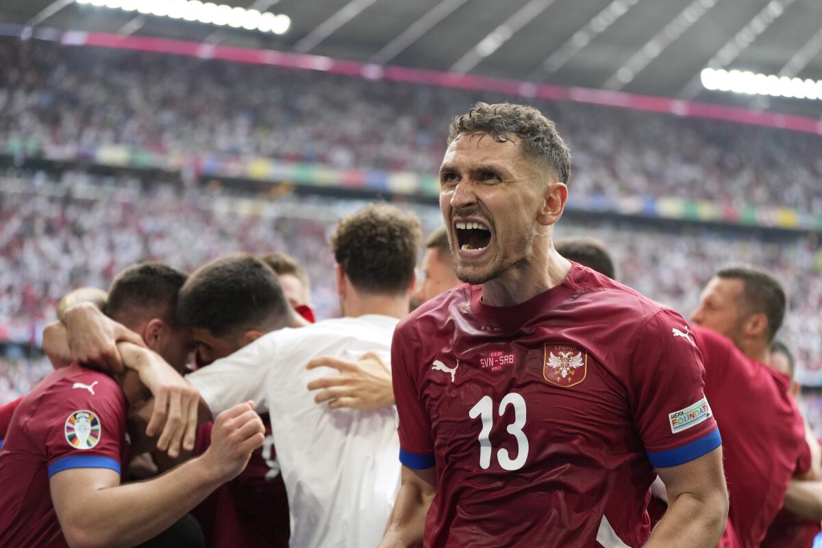 El serbio Milos Veljkovic, a la derecha, celebra con sus compañeros de equipo el primer gol 