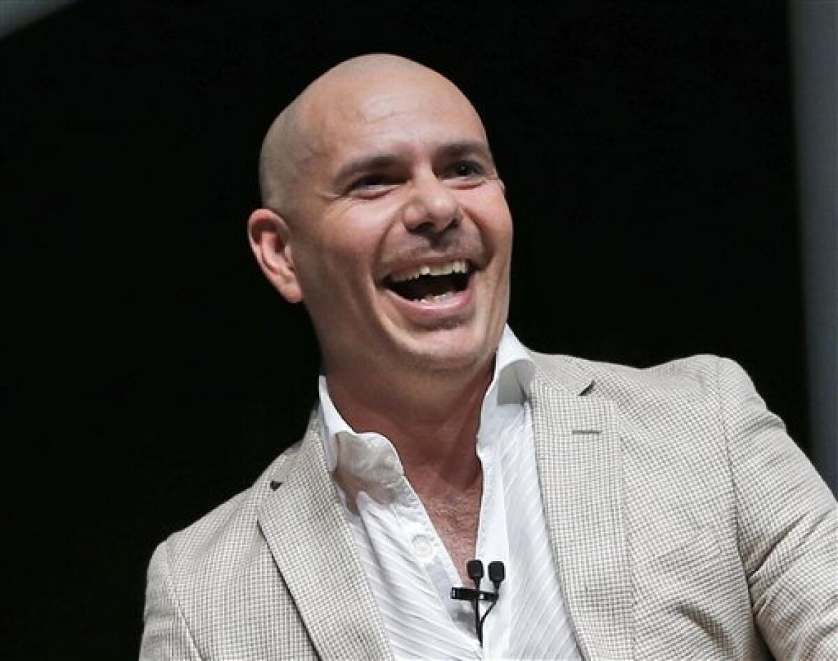 En esta foto del 19 de abril del 2016, Pitbull participa en el evento tecnológico eMerge Americas en Miami Beach, Florida. Pitbull develará su propia estrella en el Paseo de la Fama de Hollywood el 15 de julio del 2016. (AP Foto/Wilfredo Lee, Archivo)