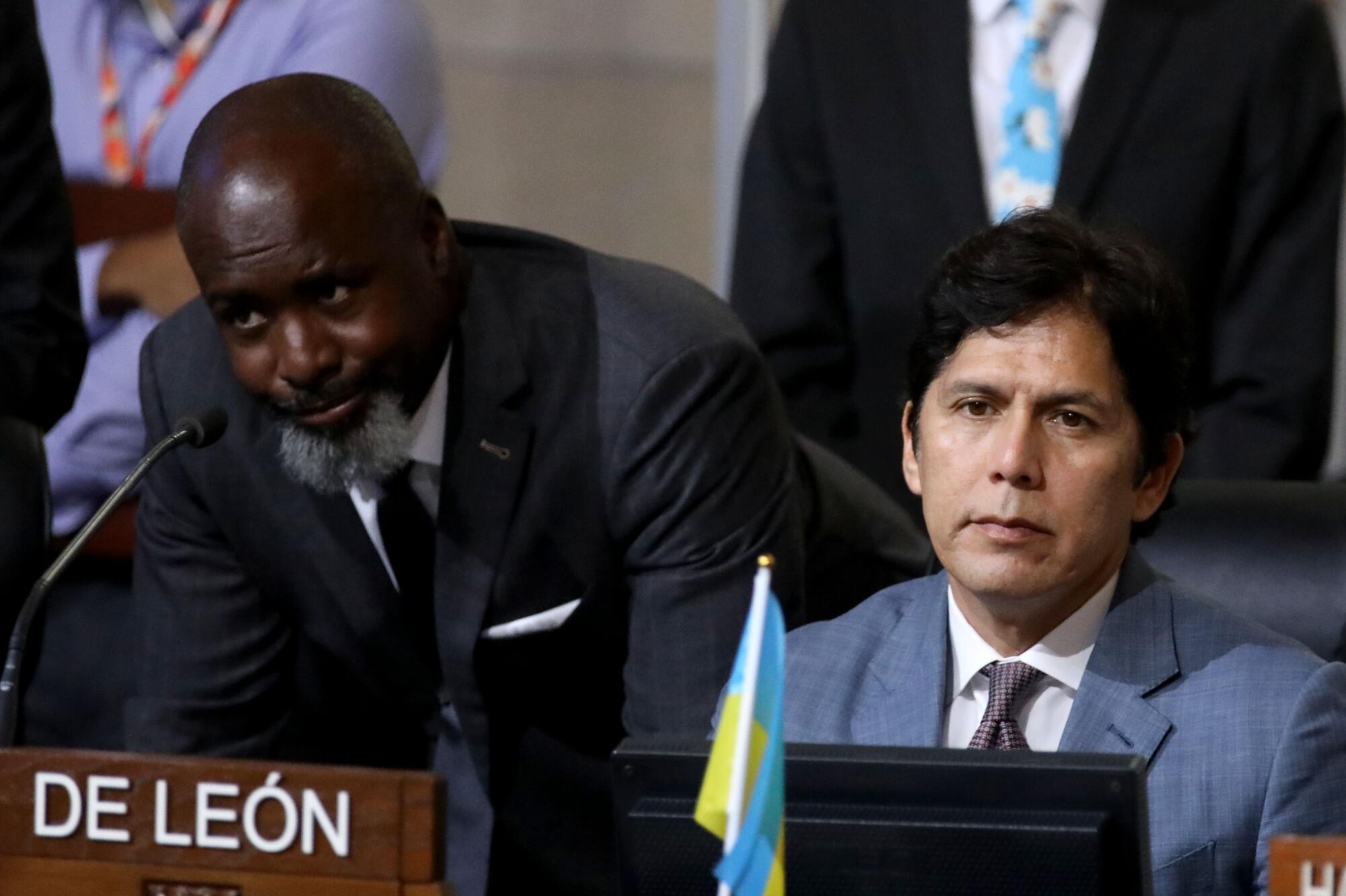 Kevin de León at a council meeting