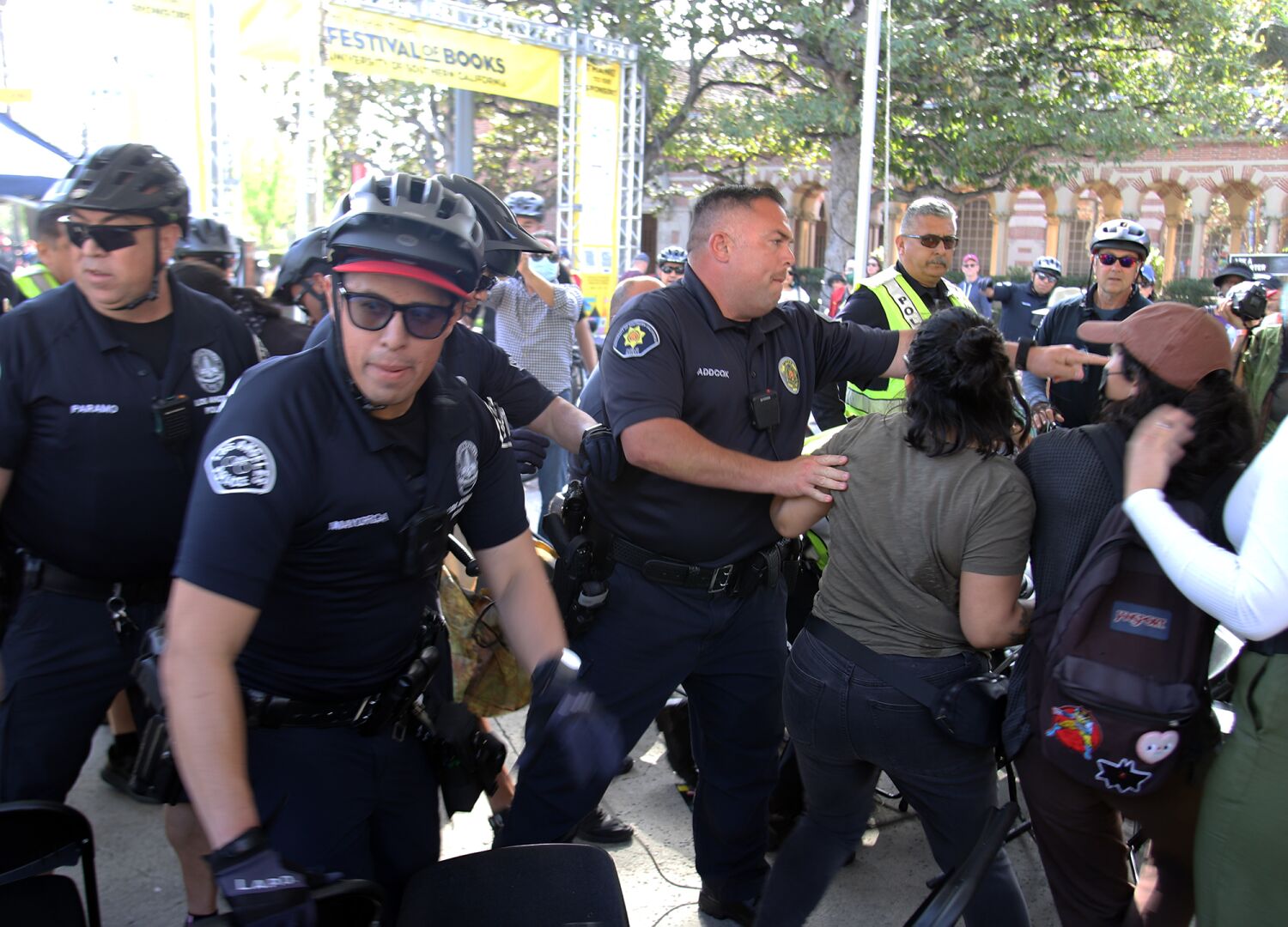 VIDEO: Manifestantes interrumpen con violencia el evento literario de Los Angeles Times 