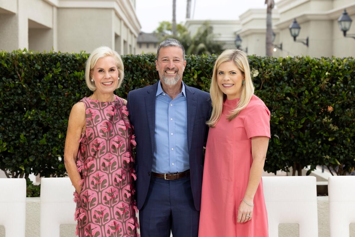 Circle 1000 chair Mary Buckingham with Dan Shapiro and Lacy Robertson raising $1M for Hoag Cancer Institute.