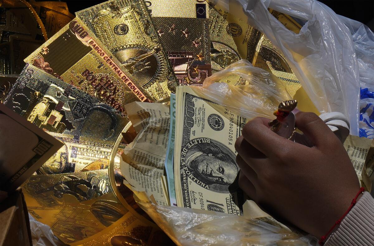 Una mujer lleva billetes falsos a bendecir por un cura católico 