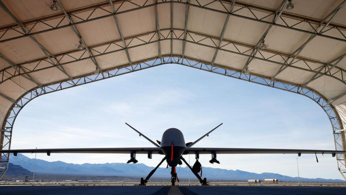 Un avión MQ-9 Reaper pilotado remotamente está estacionado en un albergue de aeronaves en la Base de fuerza aérea de Creech, en Indian Springs, Nevada. Según una nueva política, el personal enlistado de la fuerza aérea podrá convertirse en pilotos de drones.